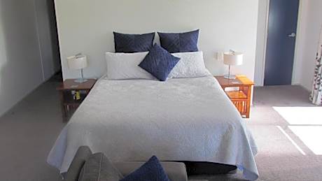 Deluxe King Suite with Mountain View