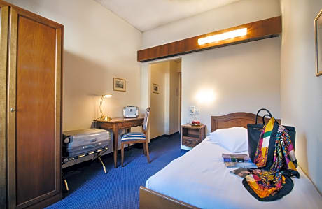 Single-bed room (max. 1 pax) facing the courtyard