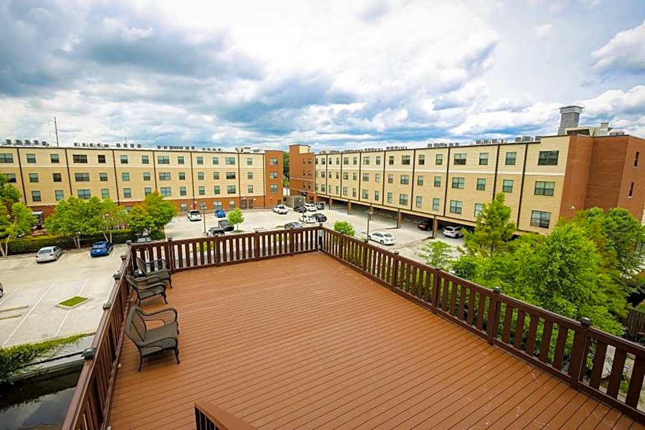 Stylish 4BR condo in Downtown by Hosteeva