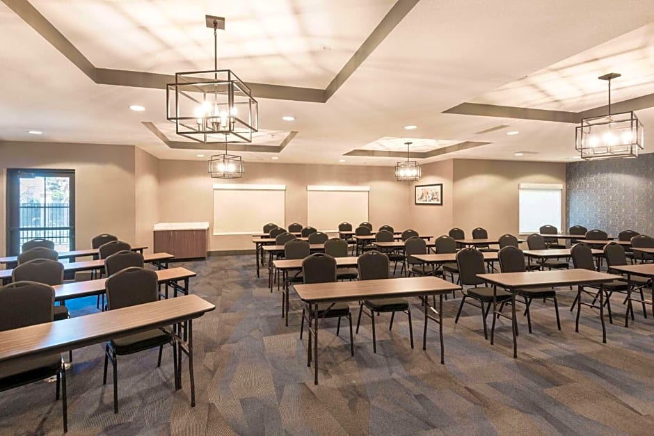 La Quinta Inn & Suites by Wyndham Las Vegas Airport South