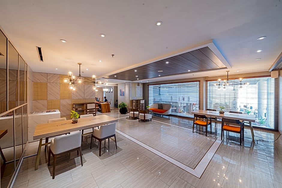 HARRIS Suites Puri Mansion