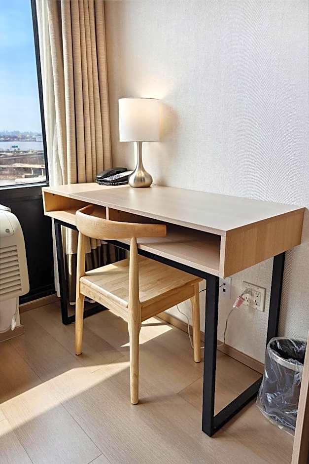 Ramada by Wyndham Flushing Queens