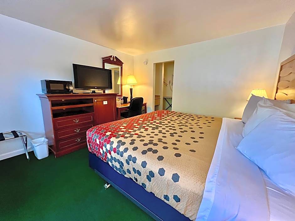 Rodeway Inn & Suites Brunswick near Hwy 1