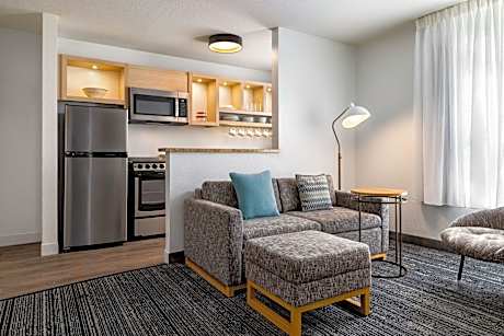 2 Bedroom Suite, Bedroom 1: Queen, Bedroom 2: Queen, Sofa bed