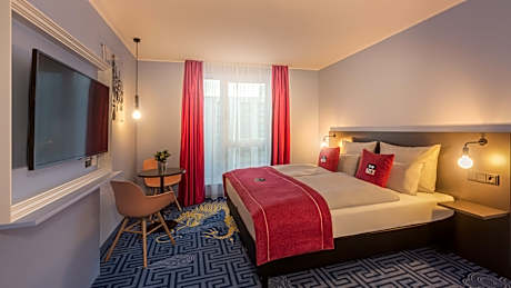 1 Queen Premium Accessible Kitchenette