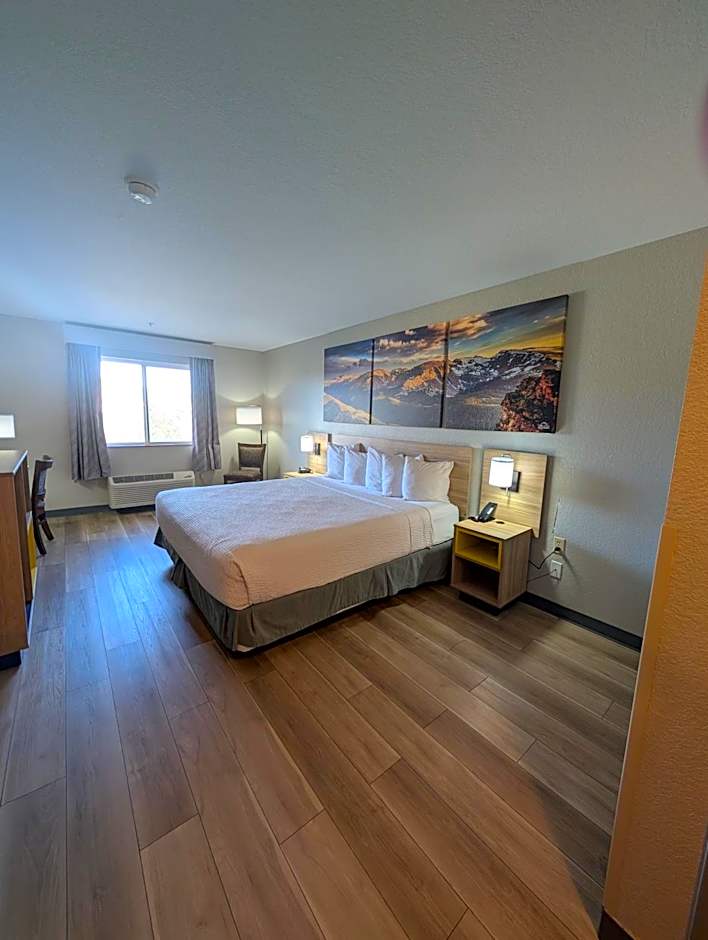 Days Inn & Suites by Wyndham Castle Rock