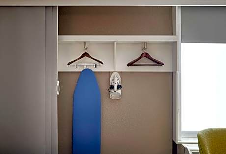 King Room with Roll-In Shower - Mobility and Hearing Access/Non-Smoking