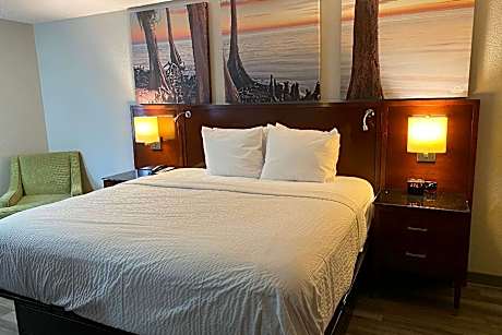 1 King Bed, Exterior Corridor, Smoking