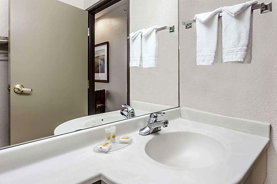 Days Inn by Wyndham near Kansas Speedway