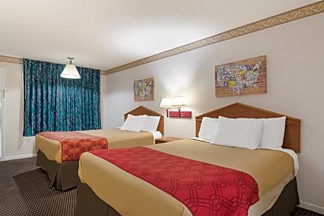 Standard Queen Room with Two Queen Beds - Smoking/Ground Floor