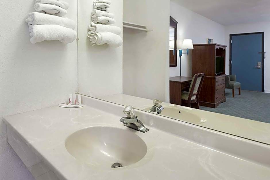 Super 8 by Wyndham Taylorville IL