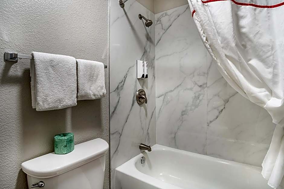 HomeTowne Studios by Red Roof Greenville