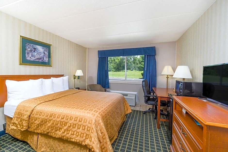 Days Inn & Suites by Wyndham Columbus East Airport