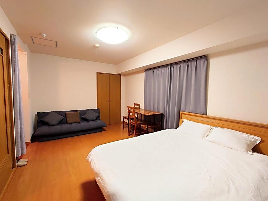 honeys guest house elevator , wash machine, huge closet space, private bathroom, walk to skytree in 10 minutes