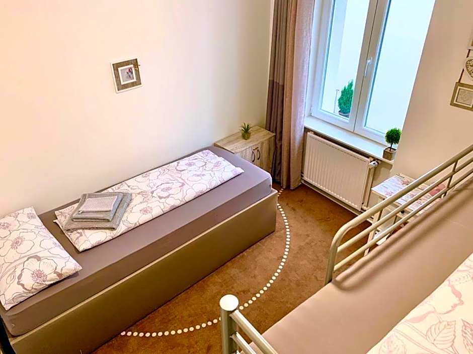 New Hostel Berlin Mitte FREE SNACK hot tea and coffee