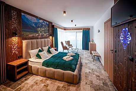 Deluxe Quadruple Room with balcony and mountain view