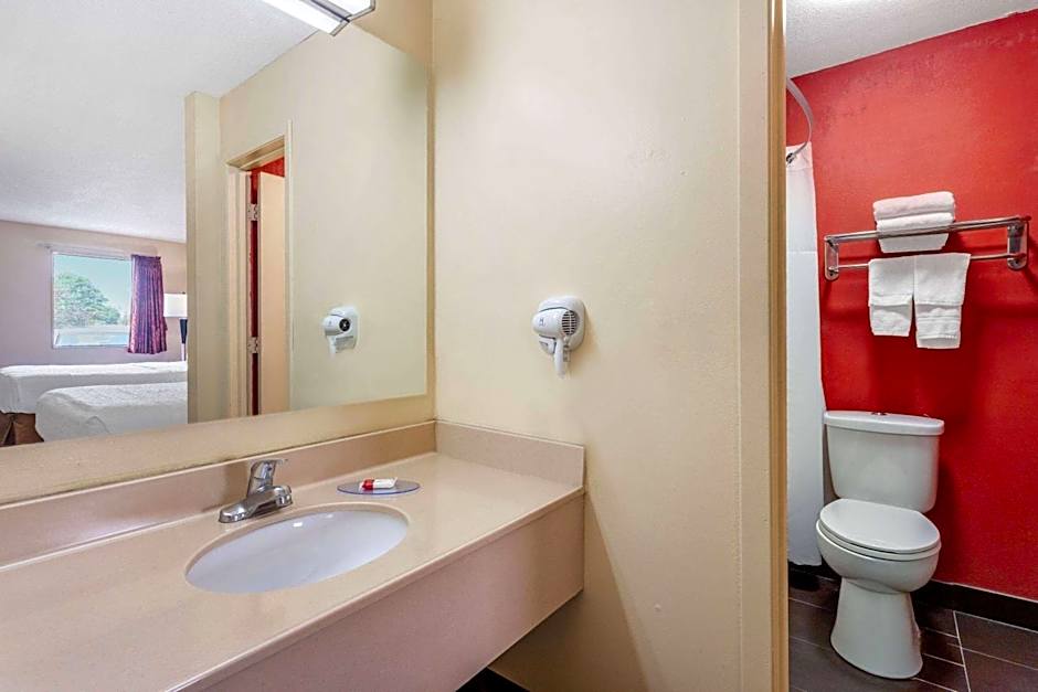 Travelodge by Wyndham Richmond IN