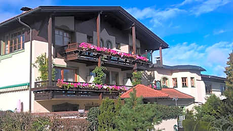 Dietrichsteinerhof Apartments & Rooms