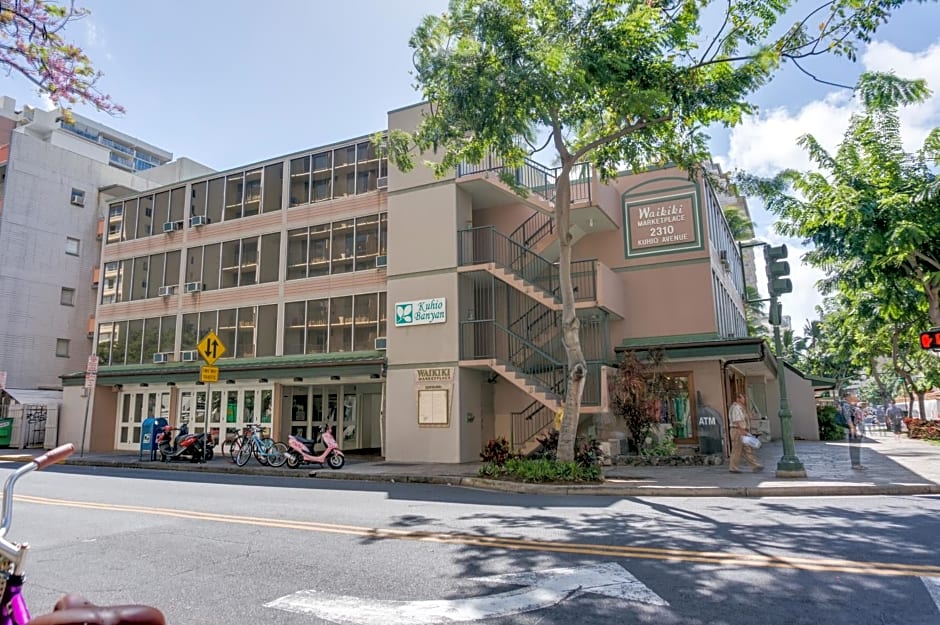 Kuhio Banyan Hotel (with Kitchenettes)