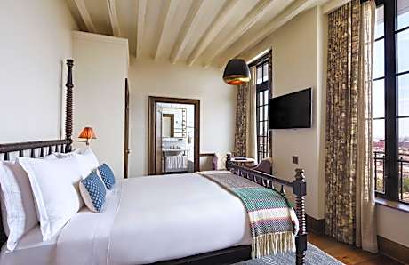 Queen Loft with Tub