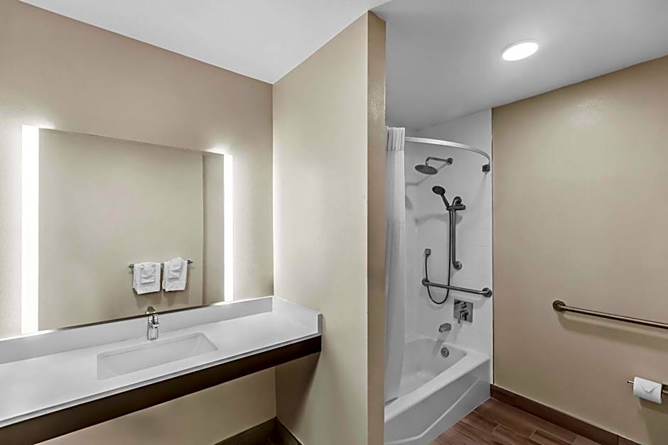 Travelodge by Wyndham Santa Rosa Wine Country