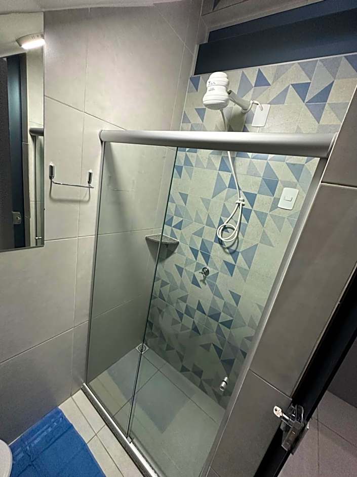 Quarto privativo com banheiro compartilhado em Pousada recém construída,a 500mts do pátio do forró