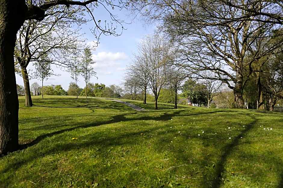 Broadfield Park Hotel