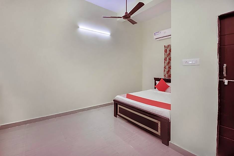 Hotel Shri Chaitra by OYO Rooms – Hyderabad, IA
