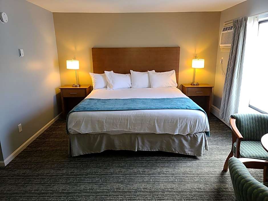 Photo 1 of 8 of Deluxe 1 King Bed