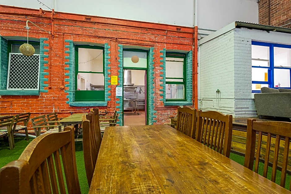 1849 Backpackers Albany