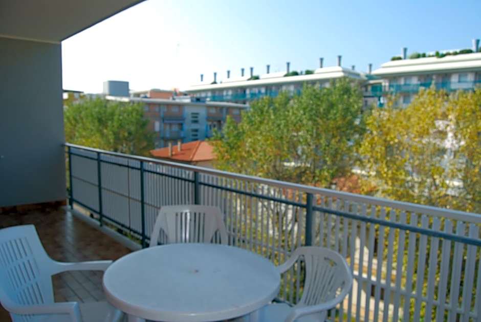 Beachside flat with large balcony - Beahost