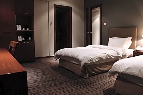 2 Connecting Rooms