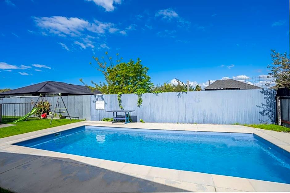 Frimley Lodge Motel - with Airport Shuttle service- Best Location in Town