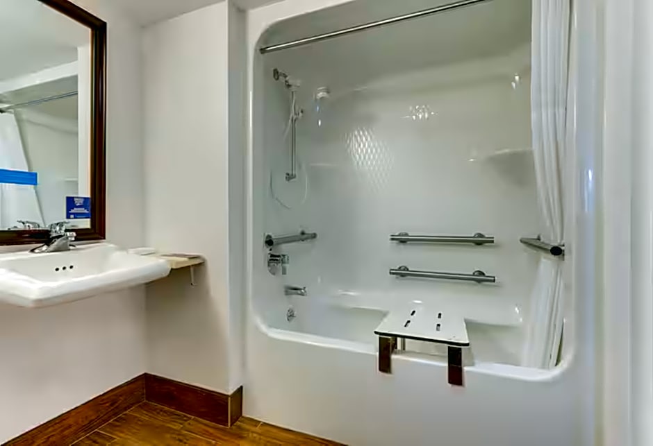 Photo 1 of 2 of 1 King Bed, Mobility Accessible, Bathtub