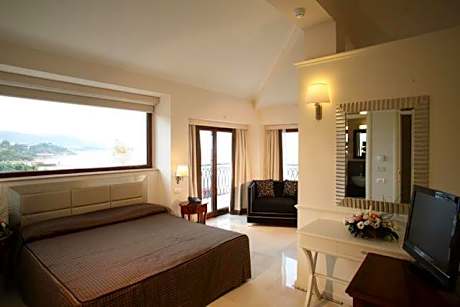 Deluxe King Room with Balcony and Sea View