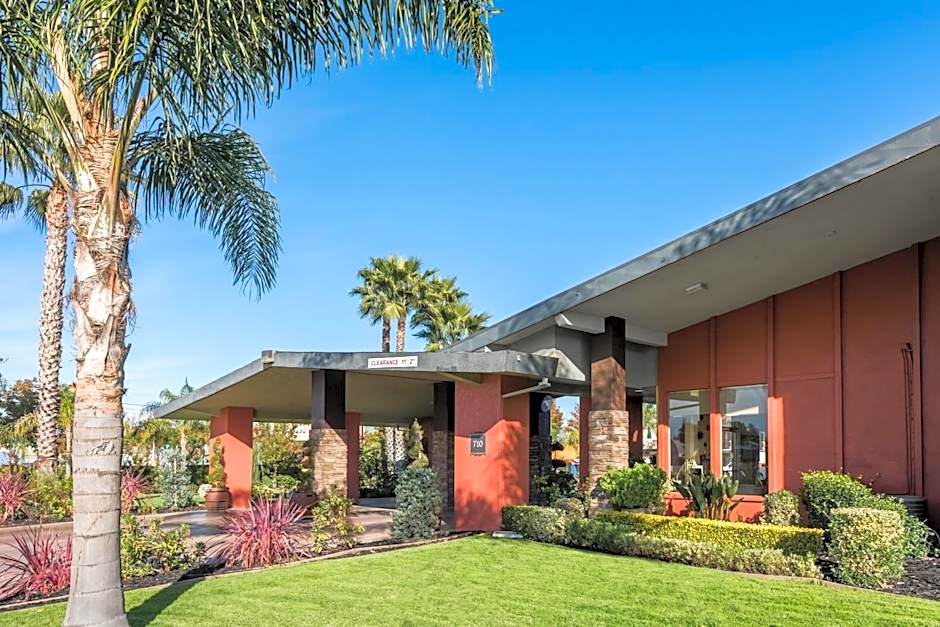 Days Inn & Suites by Wyndham Lodi