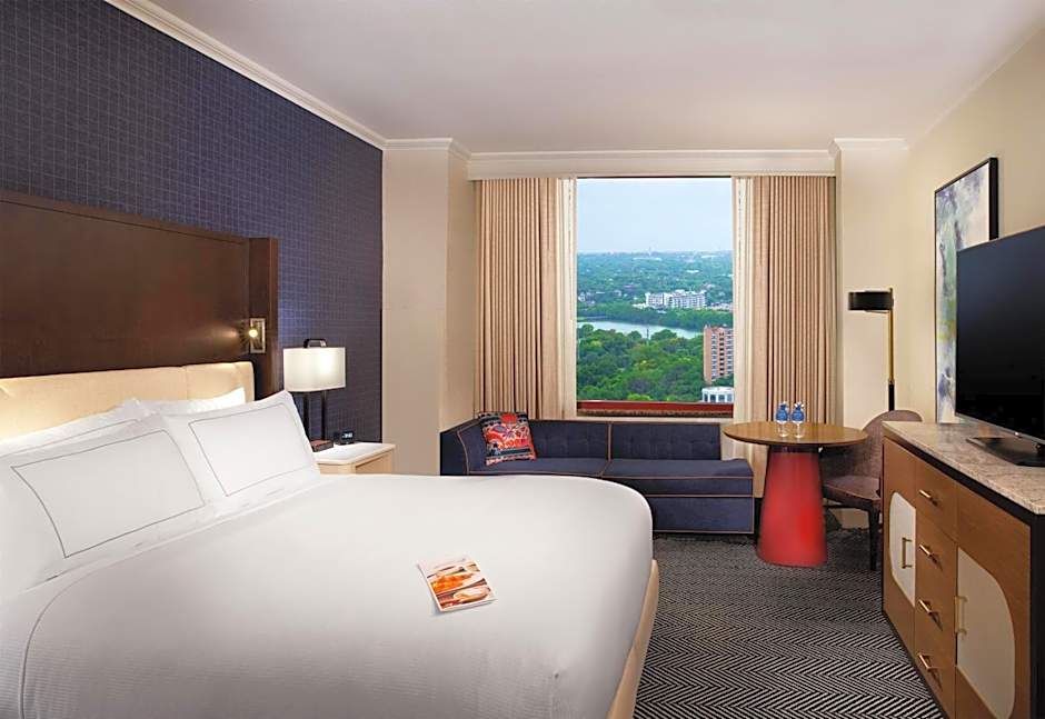 Foto 1 di 5 di 1 King Bed, Skyline View