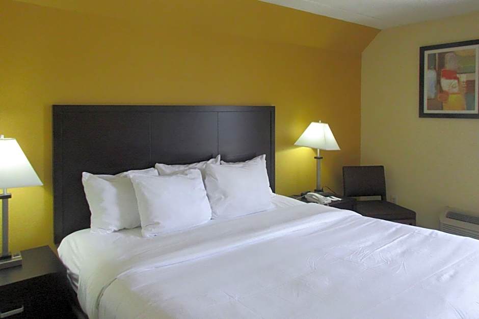 Quality Inn & Suites Cincinnati Uptown Norwood