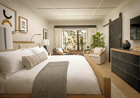 ADA Garden Shower Guestroom