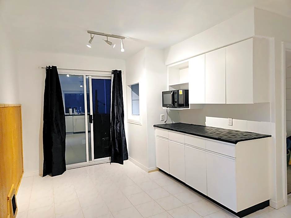 Comfy Stylish Room in the Heart of Vancouver- Private Parking, Self Check-in & just 4 mins to Metrotown!