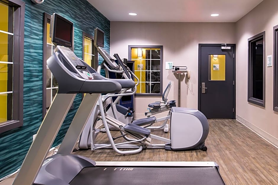 Holiday Inn and Suites Dallas-Addison By IHG