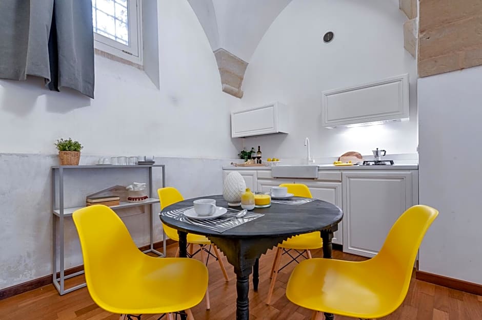 Yellow Loft - Old Town Apartment SIT