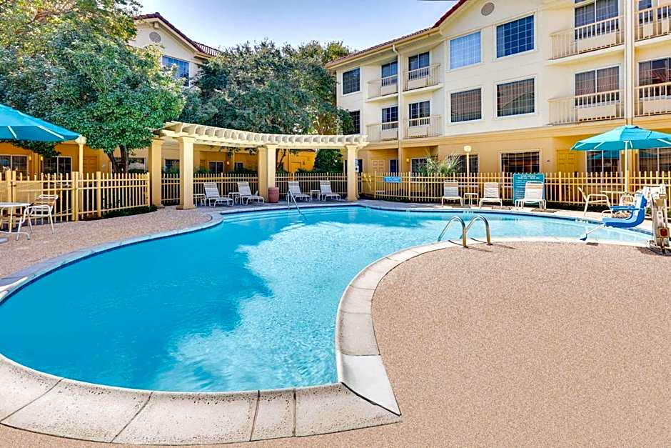 La Quinta Inn & Suites by Wyndham Dallas Addison Galleria