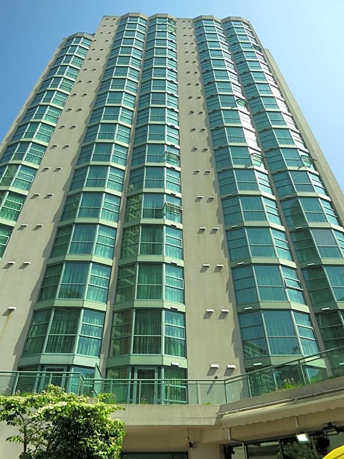 Rosedale on Robson Suite Hotel
