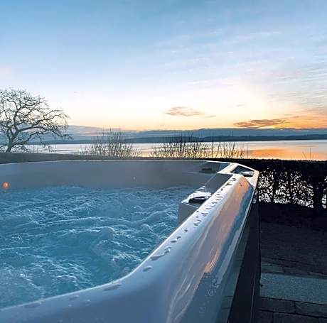 Suite with Hot Tub