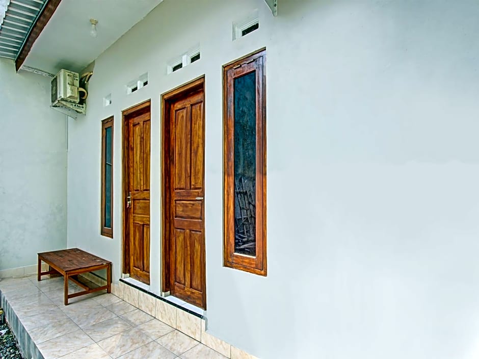 OYO 92521 Guest House Inayah Syariah
