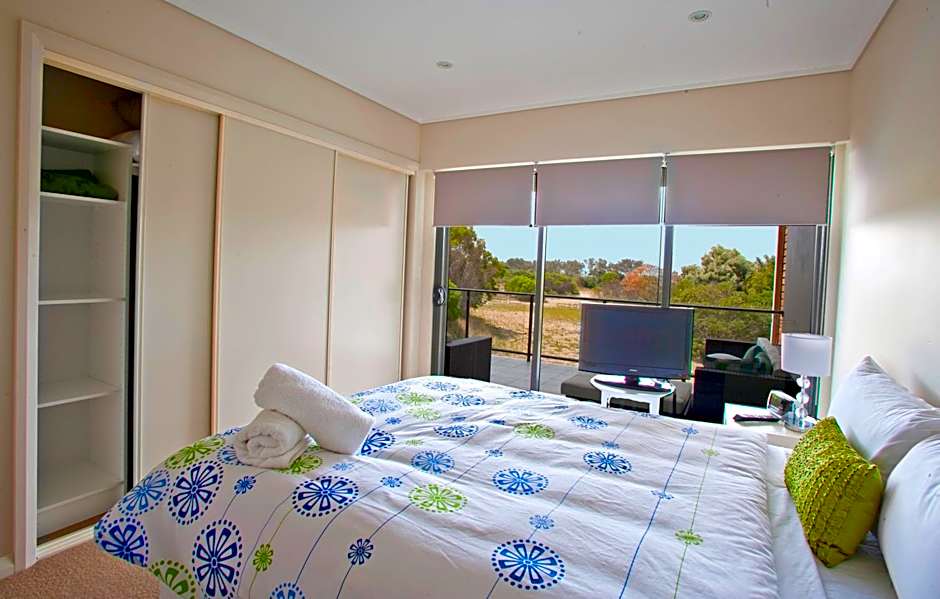 Beach Karma - Three-Bedroom Beachside Escape with Heated Communal Pool in Agnes Water