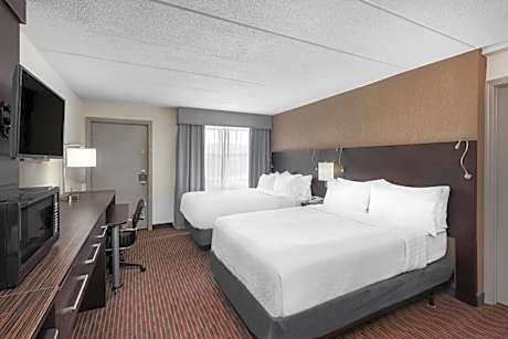 Family Room with One Queen Bed and Two Full Beds - Exterior Building