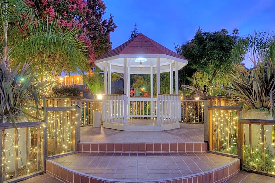 Dinah`S Garden Hotel