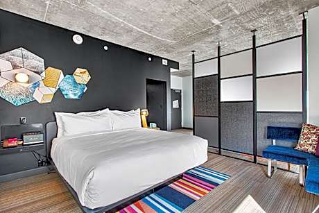 Guest room, 1 King, City view